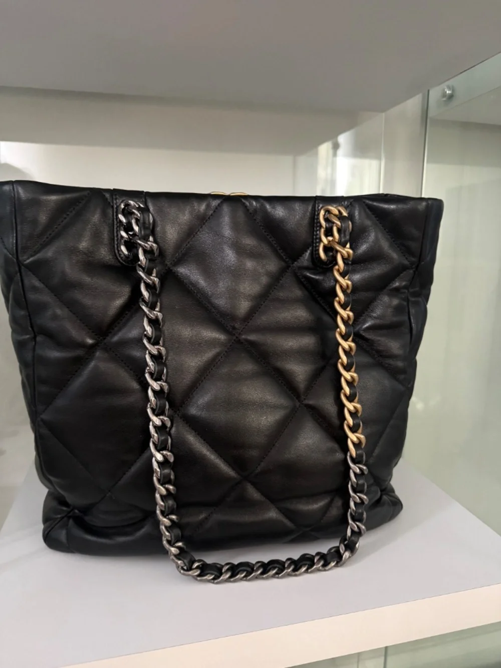 2022 Chanel 19 shopping bag